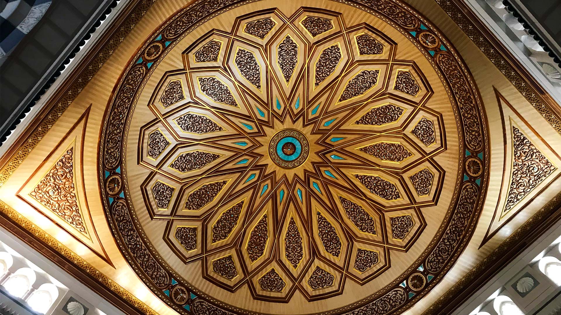 Dome from the inside - Dome with hand-carved ornaments
